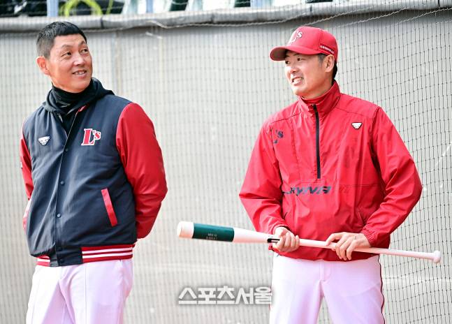 김정준 데이터센터장(왼쪽) SSG 김원형 감독이 7일 인천SSG랜더스필드에서 열리는 한국시리즈 5차전 키움과 경기에 앞서 해설위원들과 이야기를 나누고 있다. 최승섭기자 thunder@sportsseoul.com