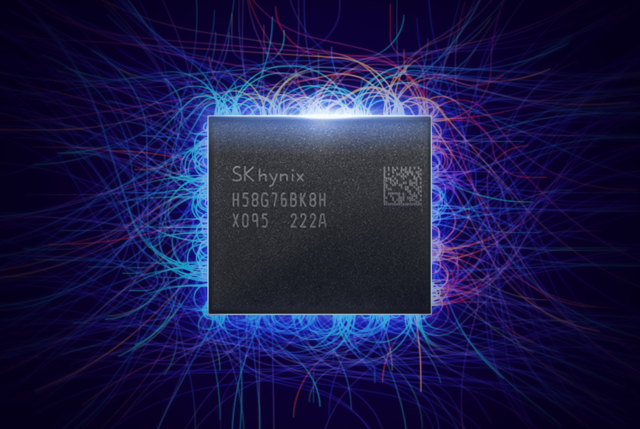 SK하이닉스가 세계 최초로 모바일용 D램에 HKMG 공정을 도입한 'LPDDR5X' 개발을 마치고 판매를 시작했다. /SK하이닉스 제공