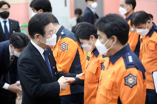 소방의 날인 9일 오전 서울 용산소방서에서 이재명 더불어민주당 대표가 간담회를 마친 후 소방대원들과 악수를 나누고 있다./뉴스1