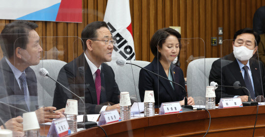 주호영(왼쪽 두번째) 국민의힘 원내대표가 9일 오후 서울 여의도 국회 본관에서 열린 납품단가 연동제 도입 관련 민당정협의회에서 인사말을 하고 있다. 왼쪽부터 성일종 국민의힘 정책위의장, 주호영 원내대표, 이영 중소벤처기업부 장관, 김기문 중소기업중앙회 회장.<연합뉴스>