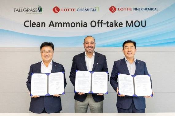 롯데케미칼 황진구 대표이사(왼쪽)가 서울 잠심 롯데월드타워에서 진행된 청정 암모니아 공급 협약식에서 김용석 롯데정밀화학 대표이사(오른쪽), 다몬 다니엘스 톨그라스 최고사업책임자와 기념촬영을 하고 있다. 롯데정밀화학 제공