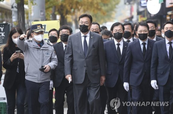 국민의힘 정진석 비상대책위원장이 9일 오후 서울 용산구 이태원참사 현장을 방문하고 있다. 사진=연합뉴스