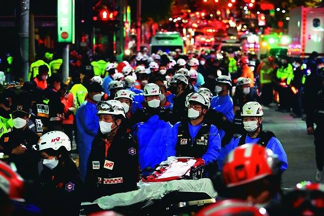 119구급대원들과 경찰들이 ‘이태원 참사’가 발생한 다음날 새벽 서울 용산 이태원역 1번 출구 앞에서 희생자들을 이송하기 위해 대기하고 있다. 박종식 기자 anaki@hani.co.kr