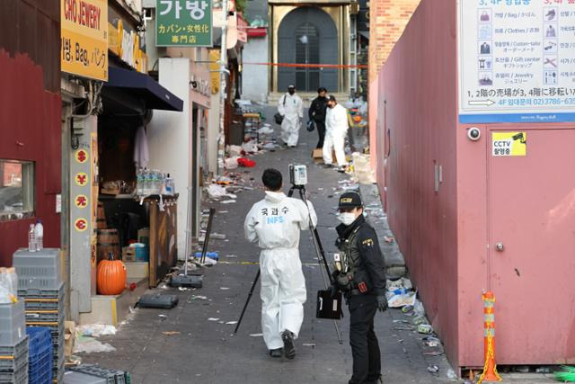 지난달 31일 서울 용산구 이태원에서 국립과학수사연구원 및 경찰 관계자 등이 '핼러윈 압사 참사' 현장감식을 벌이고 있다. 연합뉴스