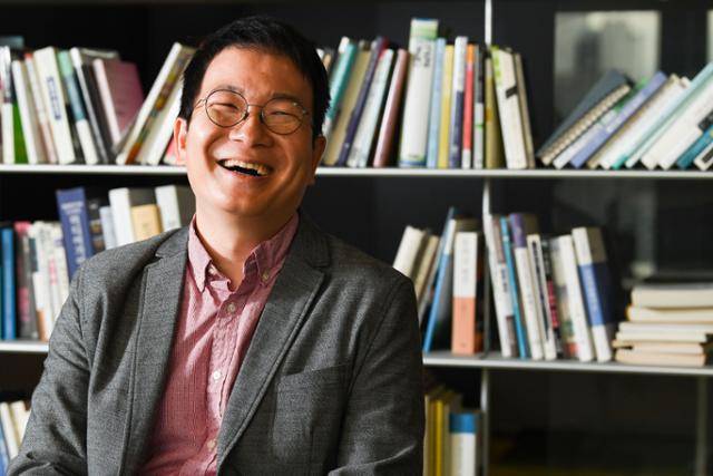 전 세계 거대 기업들을 고객사로 확보한 이창수 올거나이즈 대표가 서울 남대문로 한국일보에서 인터뷰를 하며 AI 솔루션 '알리'를 설명하고 있다. 김영원 인턴기자