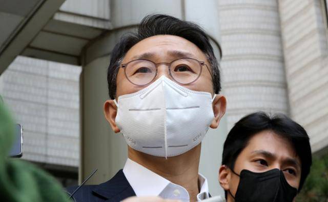 뇌물수수 혐의로 기소된 김형준 전 부장검사가 9일 서울 서초구 서울중앙지방법원에서 열린 1심 선고에서 무죄를 받은 뒤 취재진과 질의 답변 시간을 갖고 있다. 김 전 검사는 고위공직자범죄수사처(공수처)가 출범한 이후 첫 번째로 기소한 고위공직자이다. 뉴스1