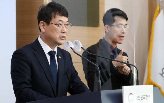 최응천 문화재청장이 지난 4일 서울 종로구 정부서울?사 별관에서 역사문화환경 보존지역 내 행위규제 조정·발굴규제 간소화 관련 브리핑을 하고 있다. 뉴스1