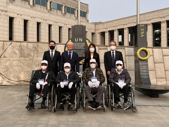 9일 국가보훈처 초청으로 한국을 찾은 15개국 114명의 유엔참전용사와 가족들이 용산 전쟁기념관 평화의 광장에 설치된 6.25전쟁 참전비를 찾았다. 사진 왼쪽 위부터 박현순 부영그룹 전무, 신명호 부영그룹 회장, 강윤진 국가보훈처 국장, 최양환 부영그룹 대표이사, (이하 미국 하와이 출신 참전용사) 도날드 에이텐, 사뮤엘 벨렌, 제임스 칼레오하노, 토마스 타하라 . 부영그룹