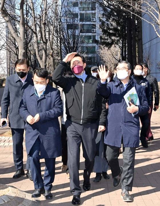 지난해 2월 당시 오세훈 국민의힘 서울시장 예비후보가 서울 양천구 목동신시가지 14단지 아파트를 방문해 관계자들과 노후 시설을 살펴보고 있다. 중앙포토