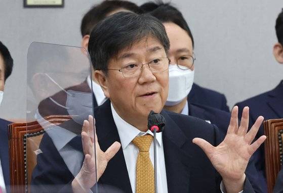 김대기 대통령 비서실장이 9일 오후 국회에서 열린 운영위원회 전체회의에서 의원 질의에 답변하고 있다. 연합뉴스