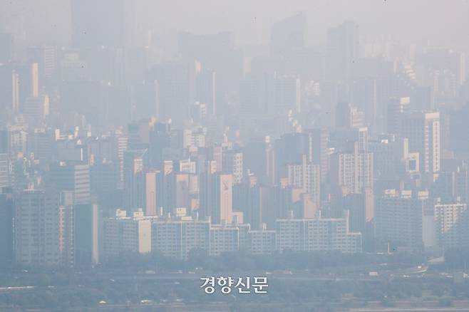 수도권을 중심으로 미세먼지 농도 ‘나쁨’을 보인 지난 9월 29일 서울 용산구 남산 서울 타워에서 바라본 서울 강남 방면이 미세먼지로 뿌옇다./한수빈 기자