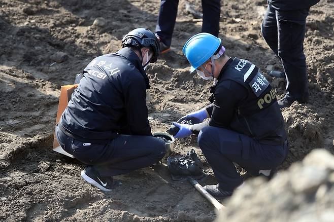 경북 봉화군 광산 붕괴사고 현장에서 지난 7일 경찰 과학수사 관계자들이 시료를 채취하고 있다. 연합뉴스