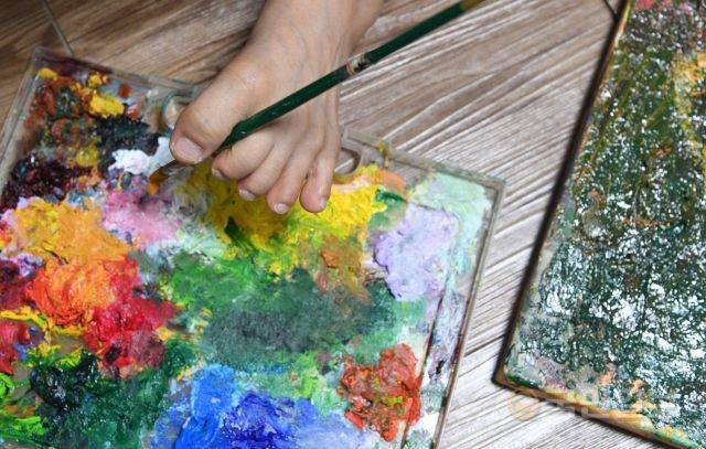 이윤정 작가가 지난달 22일 서울 노원구 작업실에서 왼발에 낀 붓으로 물감을 배합하고 있다.