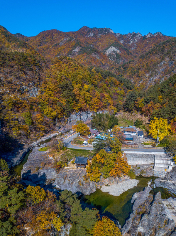 경북 영덕군 달산면 옥계계곡에 자리잡은 침수정과 그 뒤에 병풍처럼 둘러진 팔각산이 단풍에 물들어 가을색을 띠고 있다.