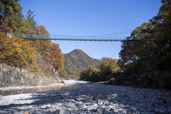 팔각산으로 이어지는 산성계곡 출렁다리.