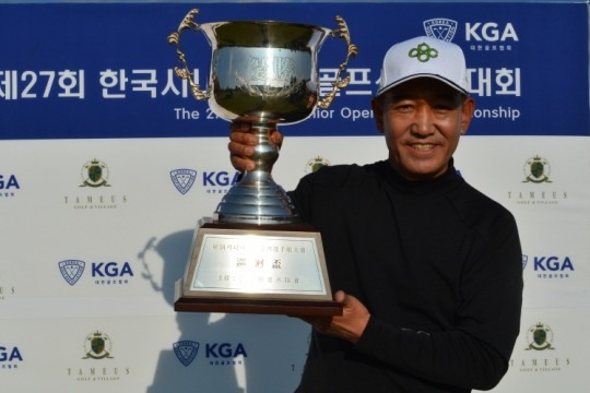 우승컵을 든 김종덕
[대한골프협회 제공]