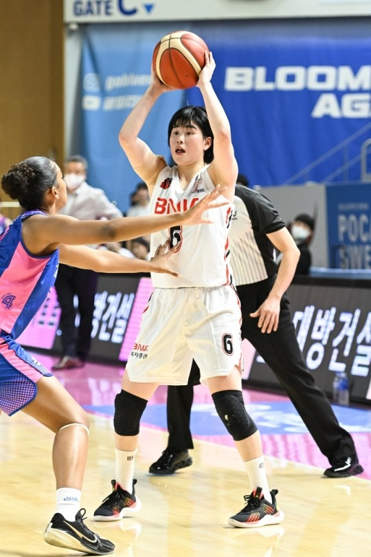 패스 시도하는 이소희
[WKBL 제공]