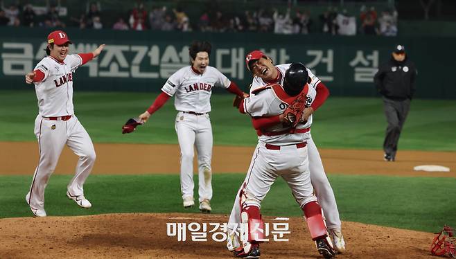 8일 인천 SSG 랜더스필드에서 열린 2022 프로야구 KBO리그 한국시리즈 6차전 경기에서 키움을 꺾고 우승을 차지한 SSG 선수들이 그라운드에서 승리를 자축하고 있다. 2022.11.8[이충우기자]