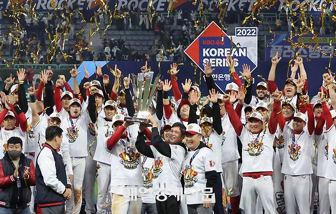 우승 트로피 들고...
8일 인천 SSG 랜더스필드에서 열린 2022 프로야구 KBO리그 한국시리즈 6차전 경기에서 SSG가 우승을 한 뒤 정용진 구단주가 선수들과 우승 트로피를 들고 있다. 2022.11.8.[이충우기자]