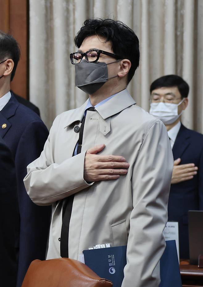 한동훈 법무부 장관이 8일 정부서울청사에서 열린 국무회의에서 국기에 경례하고 있다. [연합뉴스]