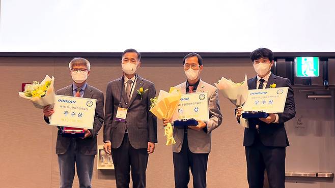 두산연강환경학술상 시상식이 9일 제주 신화월드에서 열렸다. 왼쪽부터 이병규 울산대 건설환경공학부 교수, 장암 대한환경공학회 회장, 추광호 경북대 환경공학과 교수, 조경화 울산과학기술원 도시환경공학과 교수가 시상식에서 기념 촬영을 하고 있다. <사진 제공=두산>