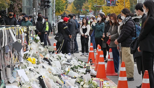 지난 3일 서울 용산구 이태원역 1번 출구 앞 참사 추모 공간을 찾은 시민들이 추모하고 있다. [사진 = 연합뉴스]