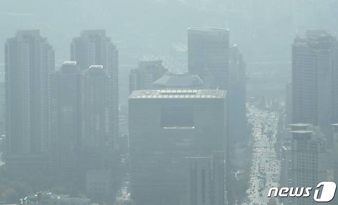 서울 도심 곳곳에서 미세먼지 농도가 높아지면서 보통 또는 나쁨을 나타낸 7일 서울 용산구 남산타워에서 바라본 서울 도심이 미세먼지로 인해 뿌옇게 보이고 있다. /사진=뉴스1