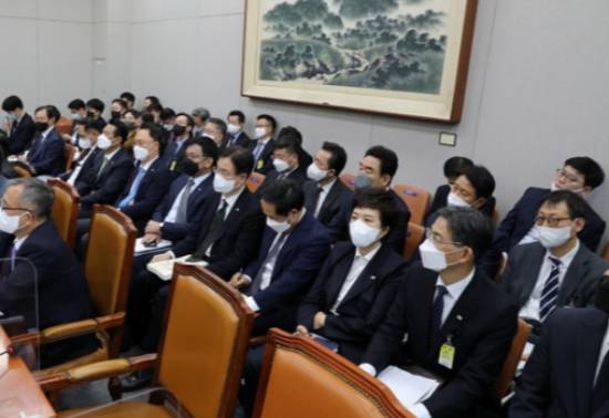 국회 운영위원회의 대통령실 국정감사에 출석한 강승규 시민사회수석과 김은혜 홍보수석이 8일 해당 국감에서 필담을 나눈 것과 관련해 논란이 일자 이날 오후 8시55분쯤 해당 국감장에서 퇴장됐다. 사진은 이날 서울 여의도 국회에서 열린 해당 국감에 출석한 강 수석(2열 우측 네 번째)과 김 수석(세 번째). /사진=뉴시스