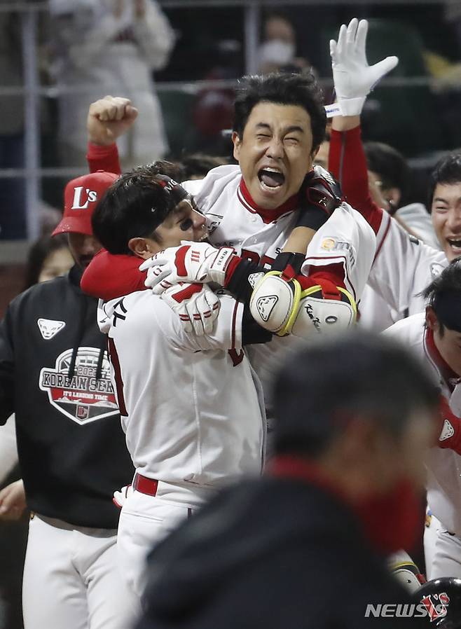 [인천=뉴시스] 정병혁 기자 = 7일 인천 SSG랜더스필드에서 열린 2022 KBO 한국시리즈 5차전 키움 히어로즈와 SSG 랜더스의 경기, 9회말 무사 주자 1, 3루 상황 SSG 김강민이 끝내기 홈런으로 4대5로 역전승리한 SSG 선수들이 기뻐하고 있다. 2022.11.07. jhope@newsis.com