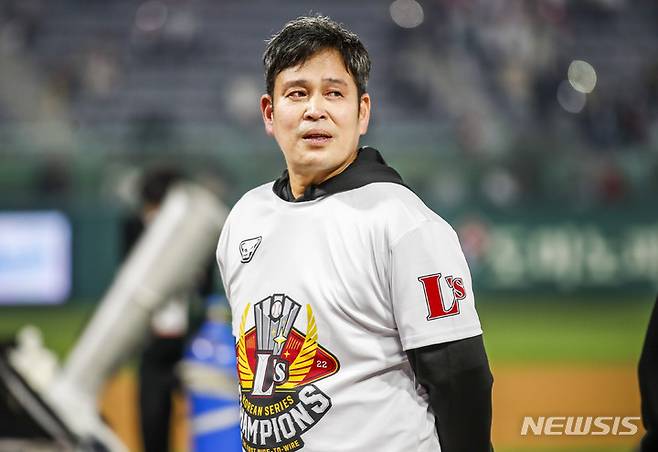 [인천=뉴시스] 정병혁 기자 = 8일 인천 SSG랜더스필드에서 열린 2022 KBO 한국시리즈에서 우승을 차지한 정용진 신세계그룹 부회장이 기뻐하고 있다. 2022.11.08. jhope@newsis.com