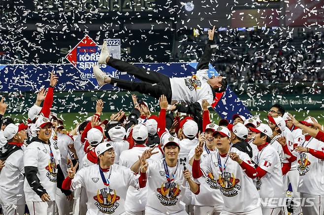 [인천=뉴시스] 정병혁 기자 = 8일 인천 SSG랜더스필드에서 열린 2022 KBO 한국시리즈에서 우승을 차지한 정용진 신세계그룹 부회장이 선수들로 부터 헹가래를 받고 있다. 2022.11.08. jhope@newsis.com