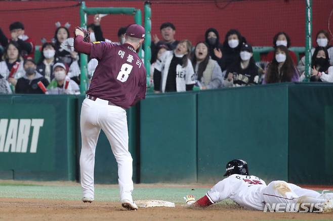 [인천=뉴시스] 권창회 기자 = 8일 인천 SSG랜더스필드에서 열린 2022 KBO 한국시리즈 6차전 키움 히어로즈와 SSG 랜더스의 경기, 3회말 2사 2,3루 SSG 한유섬의 내야 땅볼 때 키움 애플러가 베이스 커버에 들어갔지만 전병우의 송구 실책이 나오며 동점을 허용하고 있다. 2022.11.08. kch0523@newsis.com