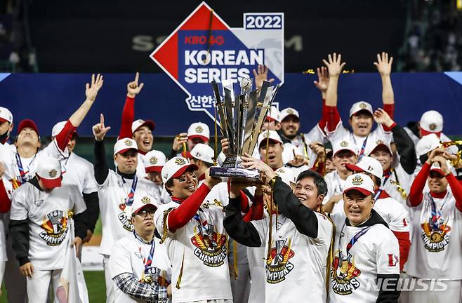 [인천=뉴시스] 정병혁 기자 = 8일 인천 SSG랜더스필드에서 열린 2022 KBO 한국시리즈에서 우승을 차지한 SSG 선수들과 정용진 부회장이 우승트로피를 들고 있다. 2022.11.08. jhope@newsis.com