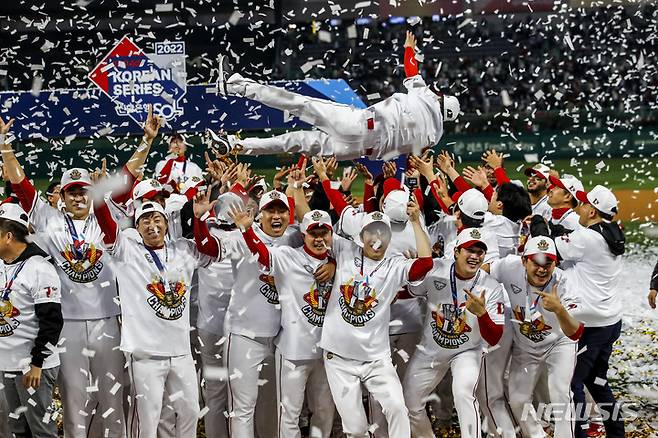 [인천=뉴시스] 정병혁 기자 = 8일 인천 SSG랜더스필드에서 열린 2022 KBO 한국시리즈에서 우승을 차지한 김원형 감독이 선수들로 부터 헹가래를 받고 있다. 2022.11.08. jhope@newsis.com