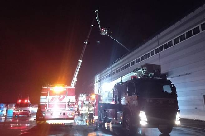 [칠곡=뉴시스] 지난 8일 오후 10시41분께 칠곡군 북산읍 2차전지생산용 기계설비 제조 공장에서 불이 났다. (사진 = 경북소방본부 제공) 2022.11.09. photo@newsis.com *재판매 및 DB 금지