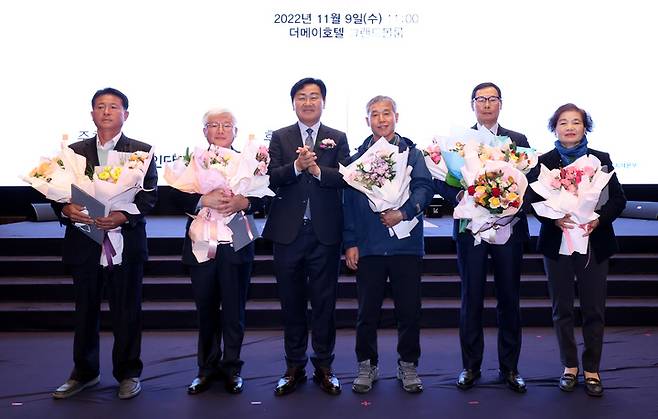 [전주=뉴시스] 9일 전주 더메이 호텔에서 열린 2022년 전북 농업인의 날 기념식에 김관영 전북지사와 수상자들이 기념촬영을 하고 있다. 2022.11.09  *재판매 및 DB 금지