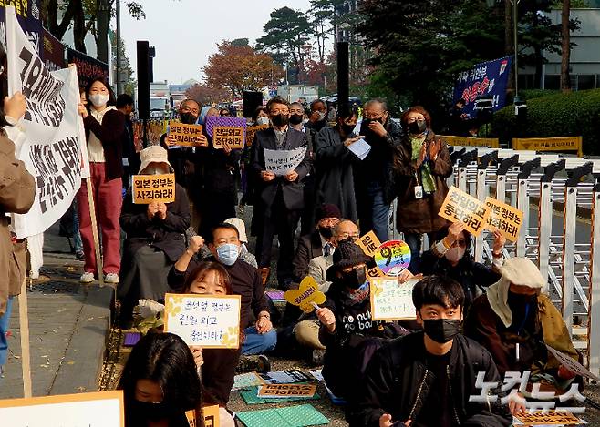 한일화해와평화플랫폼 위원들이 9일 기자회견을 마치고 제1569차 일본군성노예제 문제해결을 위한 정기 수요시위에 참여하고 있다.