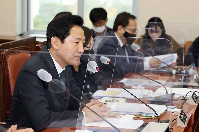 7일 오후 국회에서 열린 행정안전위원회에서 오세훈 서울시장이 의원들의 질의에 답변하고 있다. 연합뉴스