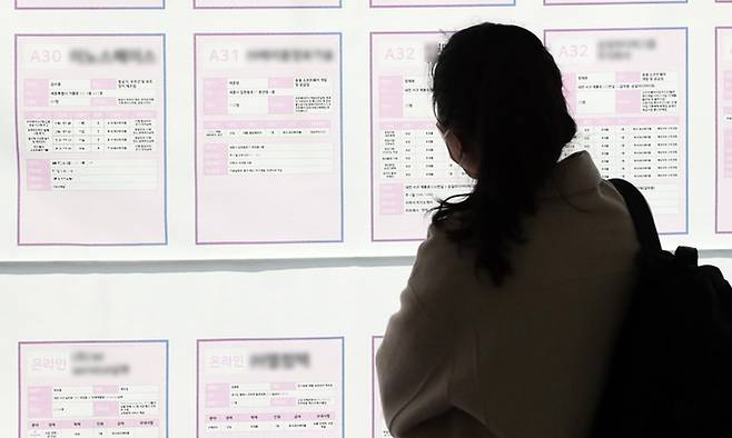 8일 세종시 정부세종컨벤션센터(SCC) 에서 열린 '2022년 세종 청년취업박람회'를 찾은 청년 구직자들이 구인 광고를 내걸은 회사들을 꼼꼼히 살펴보고 있다. 뉴스1
