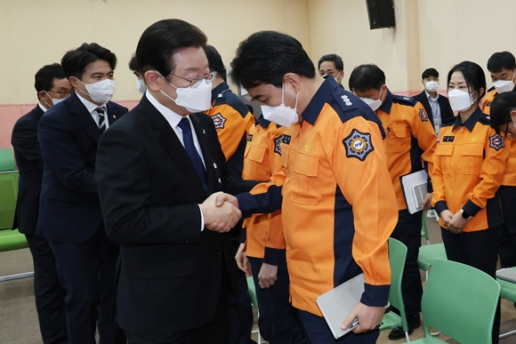 더불어민주당 이재명 대표가 9일 오전 서울 용산소방서를 방문, 이태원 압사 참사 당시 현장 대응에 나섰던 소방관들과의 간담회를 마친 뒤 소방관들을 격려하고 있다. 2022.11.9 연합뉴스