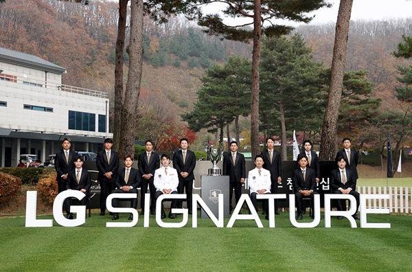 ▲ 올해 한국프로골프(KPGA) 코리안투어 우승자 13인과 LG SIGNATURE 플레이어스 챔피언십 초대 챔피언인 한승수가 이번 시즌 최종전 포토콜 행사에 참석했다. ⓒ KPGA