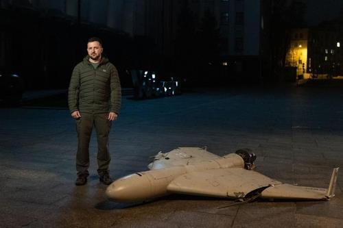 격추된 드론 잔해 앞에 선 젤렌스키 우크라이나 대통령  [우크라이나 대통령실 제공. 재판매 및 DB 금지]