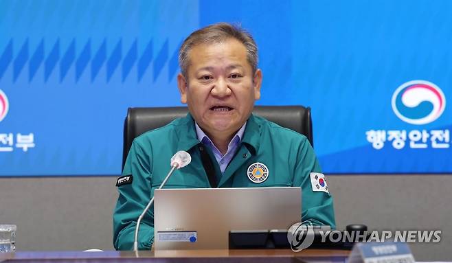 이태원 사고 중대본 회의서 발언하는 이상민 장관 (서울=연합뉴스) 김인철 기자 = 이상민 행정안전부 장관이 9일 오전 정부서울청사 중앙재난안전대책본부 상황실에서 열린 이태원 사고 코로나19 중대본 회의에서 발언하고 있다. 2022.11.9 yatoya@yna.co.kr