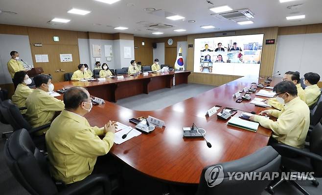 이태원 사고 후속 지원 및 안전 강화 관련 대책 회의 (서울=연합뉴스) 이주호 사회부총리 겸 교육부 장관이 9일 정부세종청사에서 '이태원 사고 후속 지원 및 안전 강화 관련 대책 회의'를 주재하고 있다. 2022.11.9 [교육부 제공. 재판매 및 DB 금지] photo@yna.co.kr