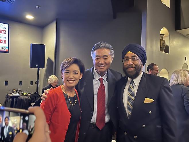 지지자와 사진 촬영 중인 영 김 미국 연방하원의원(왼쪽)과 남편 찰스 김(가운데)씨 (오렌지카운티[미 캘리포니아주]=연합뉴스) 김연숙 기자 = 영 김 미국 연방하원의원 부부가 8일(현지시간) 미국 캘리포니아주 오렌지카운티에서 열린 지역 공화당 행사에서 지지자와 사진 촬영을 하고 있다. 2022.11.8 photo@yna.co.kr