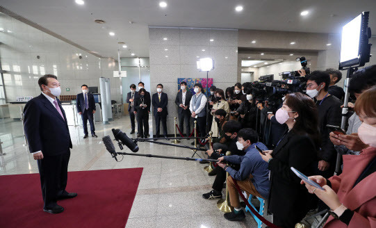 윤석열 대통령이 10일 오전 서울 용산 대통령실 청사로 출근, 기자들과 질의응답을 하고 있다. (사진=연합뉴스)