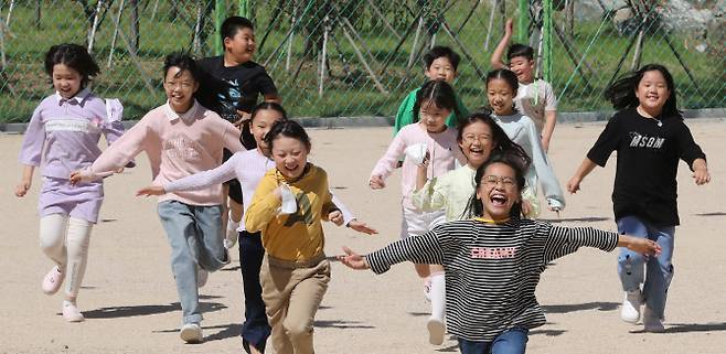 야외 마스크 착용 의무가 해제된지 이틀째인 27일 오후 서울 한 초등학교 운동장에서 학생들이 마스크 없는 가을 날씨를 만끽하고 있다. 사진=뉴시스