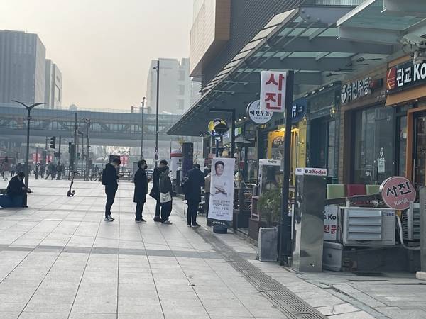 - 줄 서서 대기하는 사람들