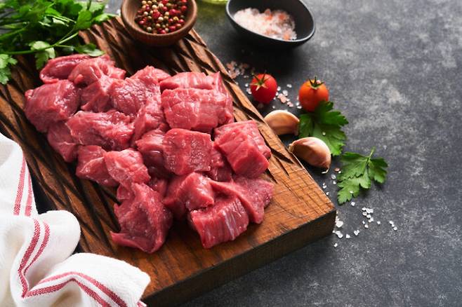 보통 철분이 풍부한 음식을 생각하면 소고기 등 붉은 고기를 떠올리기 쉬운데, 그렇다면 채식 위주의 식사를 하는 사람이 철분을 섭취할 수 있는 음식으로는 어떤 것들이 있을까. [사진=게티이미지뱅크]