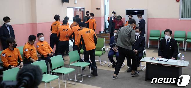 소방의 날인 9일 오전 서울 용산소방서에서 소방대원들이 이재명 더불어민주당 대표와 간담회 도중 비상상황이 발생하자 즉각 출동하고 있다. ⓒ News1 황기선 기자